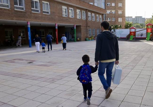 Ismael acompañando al pequeño Matías a su nuevo aula