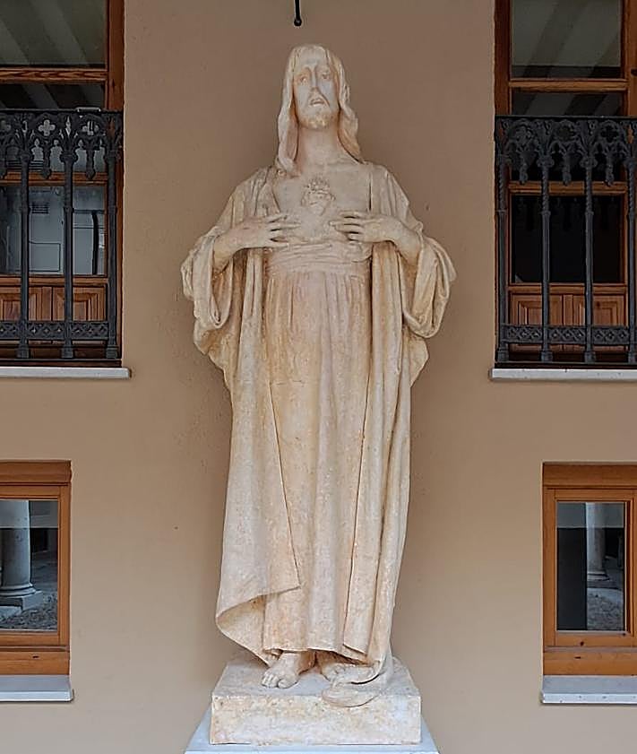 Imagen secundaria 2 - Arriba, cómo estaba el yeso en la antigua casa de Ramón Núñez en la calle Juan Mambrilla; debajo, situación de la imagen en su fragmentación y, a continuación, el resultado que se puede ver en el patio del Arzobispado. 