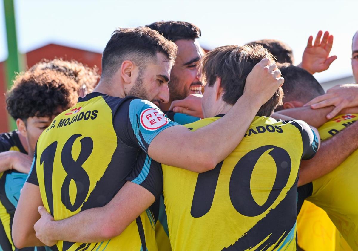 Los jugadores del CD Mojados celebran uno de los goles ante el Mirandés B