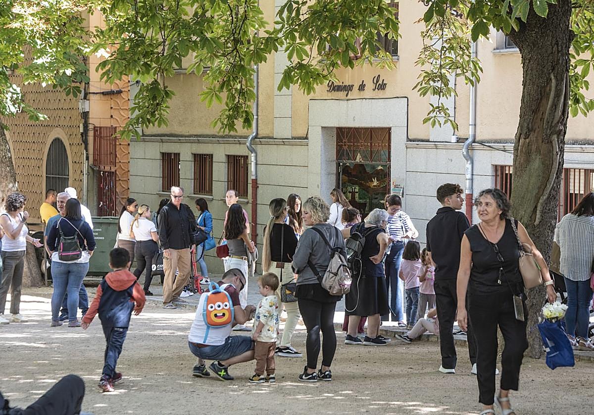 Salida del colegio en el primer día de clase del curso de un centro educativo de Segovia.
