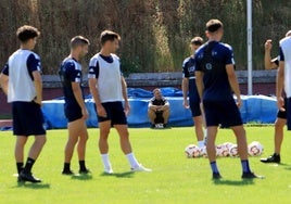 Ramsés, al fondo, pensativo durante un entrenamiento de la Segoviana.