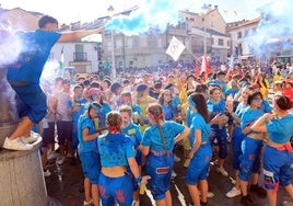 Cientos de espinariegos celebran en la plaza de la Constitución el inicio de las fiestas.