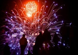 El público disfruta de los fuegos artificiales en la noche de este sábado