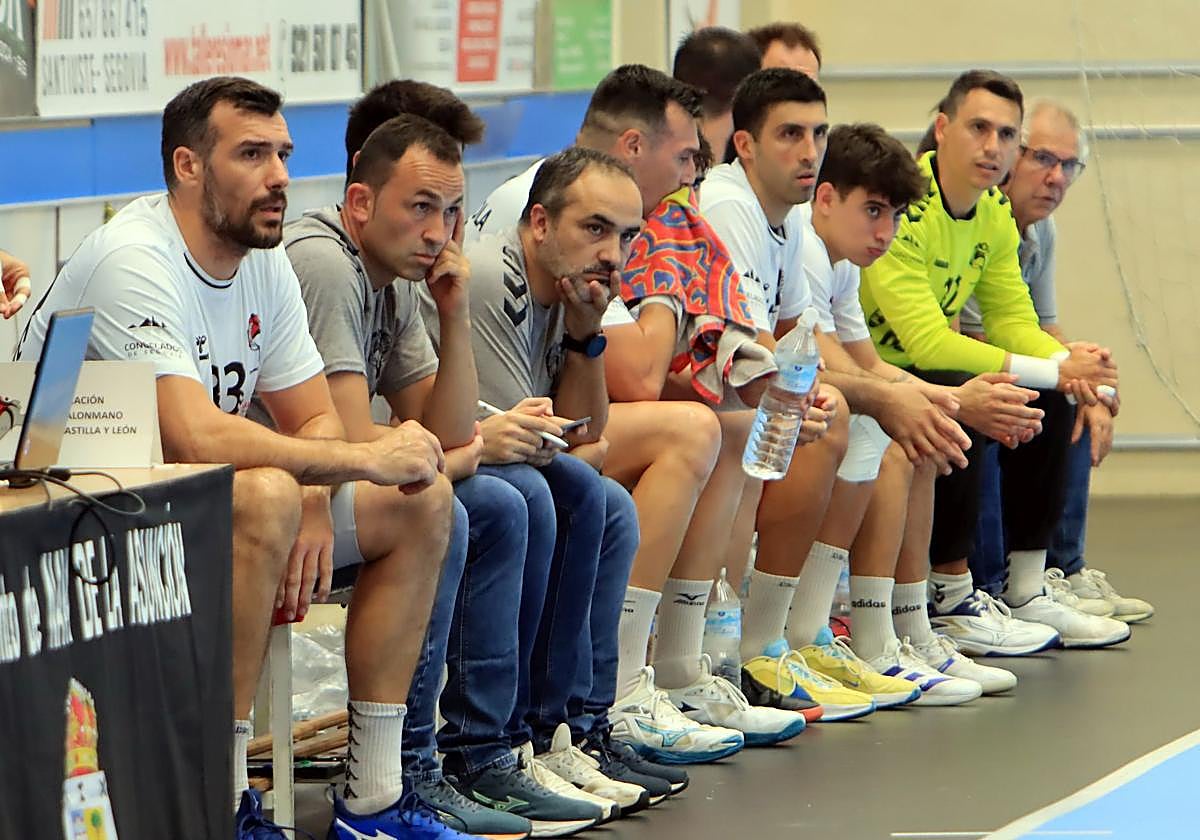 Álvaro Senovilla, pensativo en el banquillo, durante un partido.