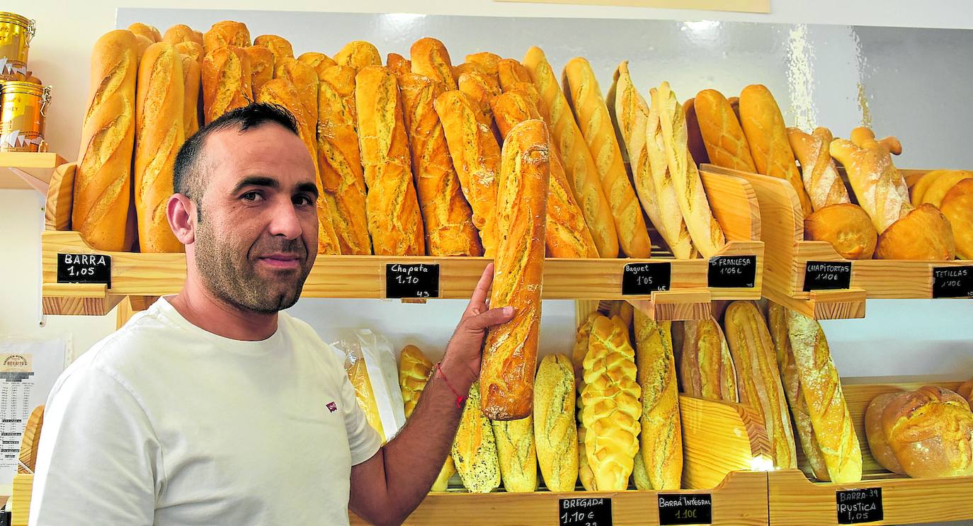 Alí, en el despacho de pan de Aguilar.