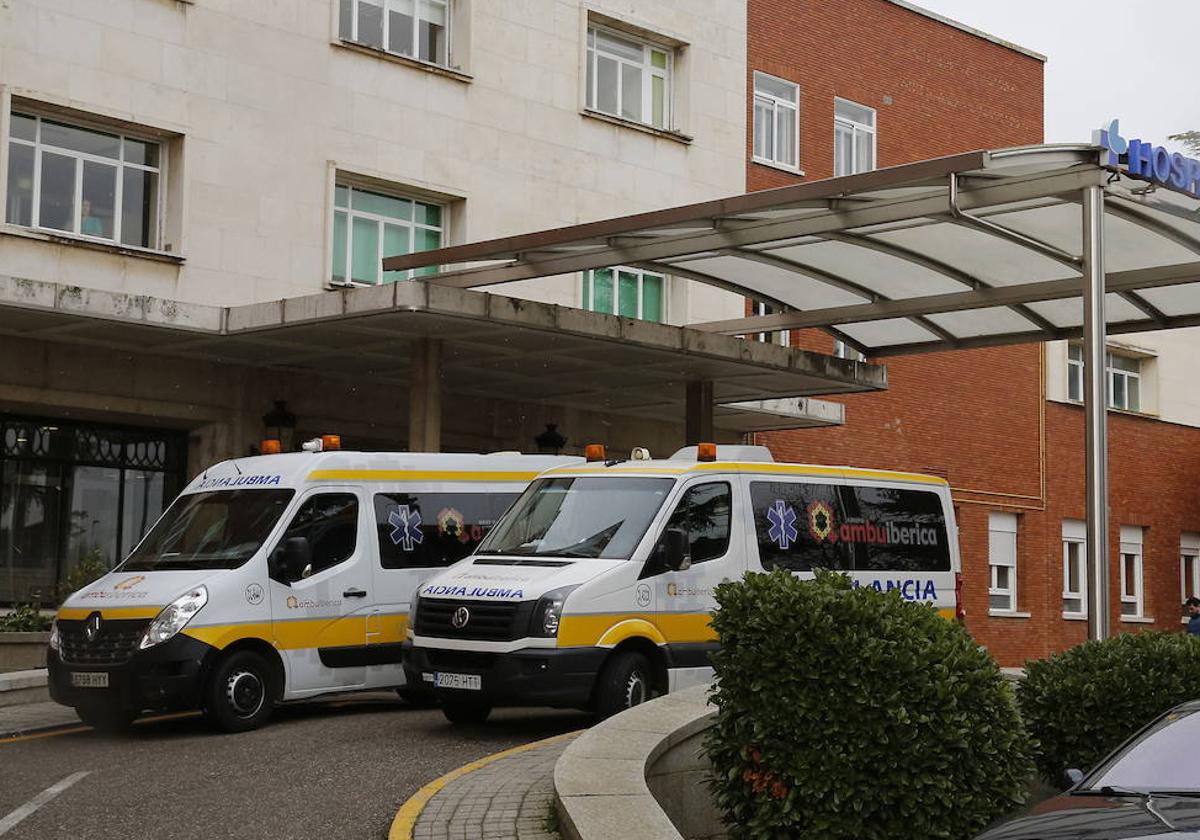 Dos ambulancias en el Hospital de Palencia, en una imagen de archivo.