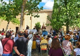 Celebración de la eucaristía en la ermita de Mojados.