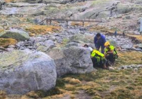 El equipo de emergencias atiende al accidentado.