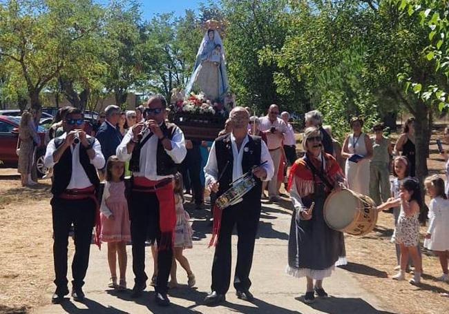 Procesión en Villafrechós con la Virgen del Cabo.