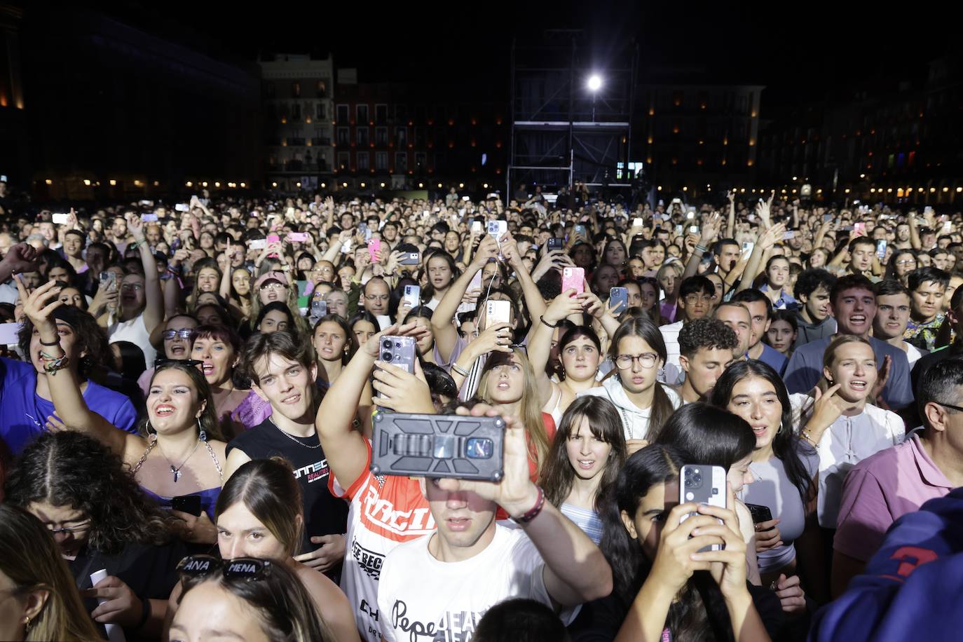 Las fotos del llenazo de Ana Mena en la Plaza Mayor pucelana