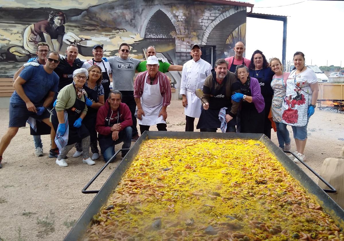 Grupo de vecinos que se encargó de elaborar la paella.