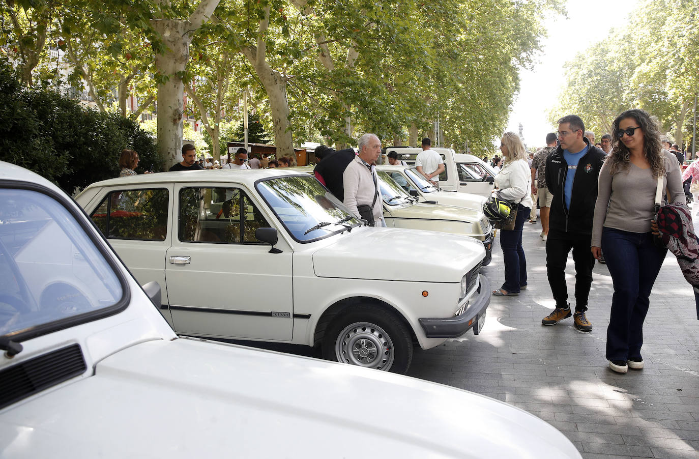 Los coches clásicos inundan la Acera de Recoletos de Valladolid