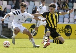 Fernán trata de marcharse de un jugador del Barakaldo.