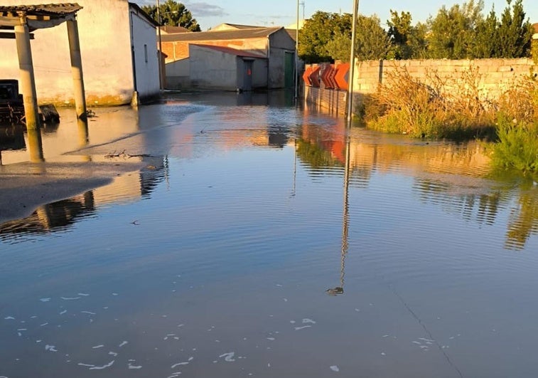 La carretera que atraviesa Valbuena de Duero, inundada.