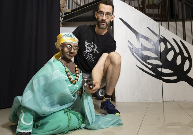 Miguel Jerez, gestor cultural, maneja a Agua, una de las marionetas que ha creado y con la que protagoniza varios espectáculos.