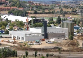 Instalaciones de la central de generación de calor con biomasa situada junto al estadio.