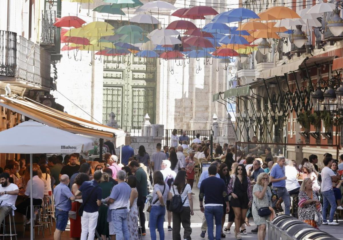 Ambiente en las terrazas del entorno de la Catedral.