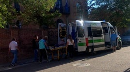 El herido es introducido en la ambulancia.