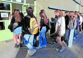 Alumnos de la Facultad de Educación acuden a la inauguración del curso en el 'edificio verde' de agrarias, este lunes.