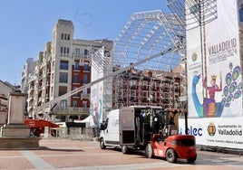 Varios operarios desmontan este lunes el escenario de la Plaza Mayor.