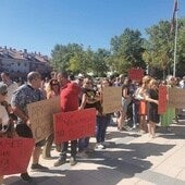 Los vecinos del bloque okupado de Arroyo protestan: «Vivimos con miedo»