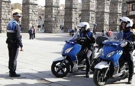 Policía Local en la plaza del Azoguejo, con el Acueducto al fondo.