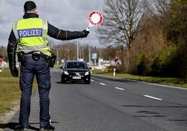 Un agente fronterizo alemán controlan el cruce de vehículos en la frontera germano-holandesa de Venlo, cerca de Kaldenkirchen.