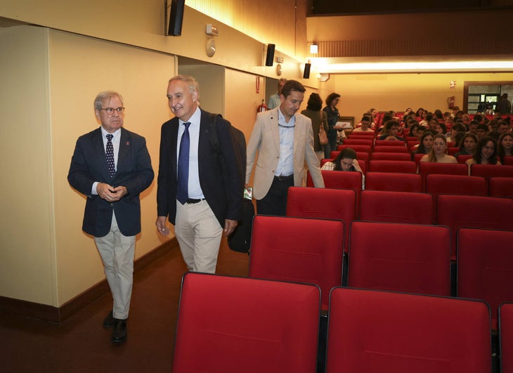 El rector, Antonio Largo (derecha), y el decano de Medicina, José María Fernández, en el acto de presentación del curso 24-25 en la Facultad de Medicina.