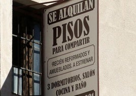 Cartel que anuncia pisos en alquiler en Segovia.