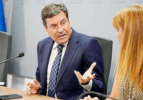 El consejero de Economía y Hacienda, Carlos Fernández Carriedo, este martes acompañado por la directora general de Presupuestos, Fondos Europeos y Estadística, María Isabel Campos.