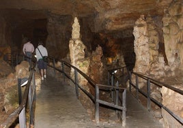 Visitanes en el interior de la Cueva de los Franceses.