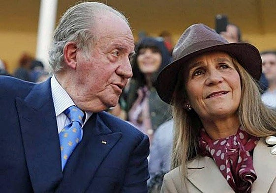 El Rey Juan Carlos con su hija la infanta Elena, en una imagen de archivo.