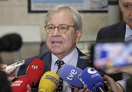 José María Fernández, decano de la Facultad de Medicina en la presentación del curso 24-25 junto a Antonio Largo, rector de la Universidad de Valladolid (centro).