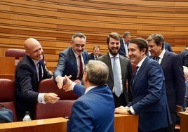 El nuevo consejero de Movilidad y Transformación Digital, José Luis Sanz Merino (PP), recibe la bienvenida de los procuradores de Vox, con Juan García-Gallardo ya como portavoz parlamentario.