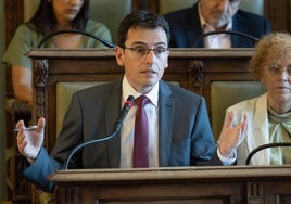 El portavoz del PSOE, Pedro Herrero, durante una intervención en el Pleno.