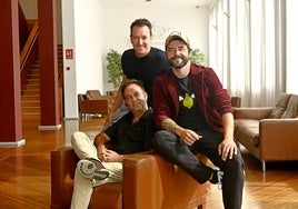 Juan Cañas (de pie), Miguel Magdalena (sentado a la izquierda) y Daniel Rovalher, actores de Ron Lalá en una sala del Teatro Calderón.