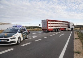 Cruce en el que se ha producido el accidente y en el que el camión ha quedado atravesado.