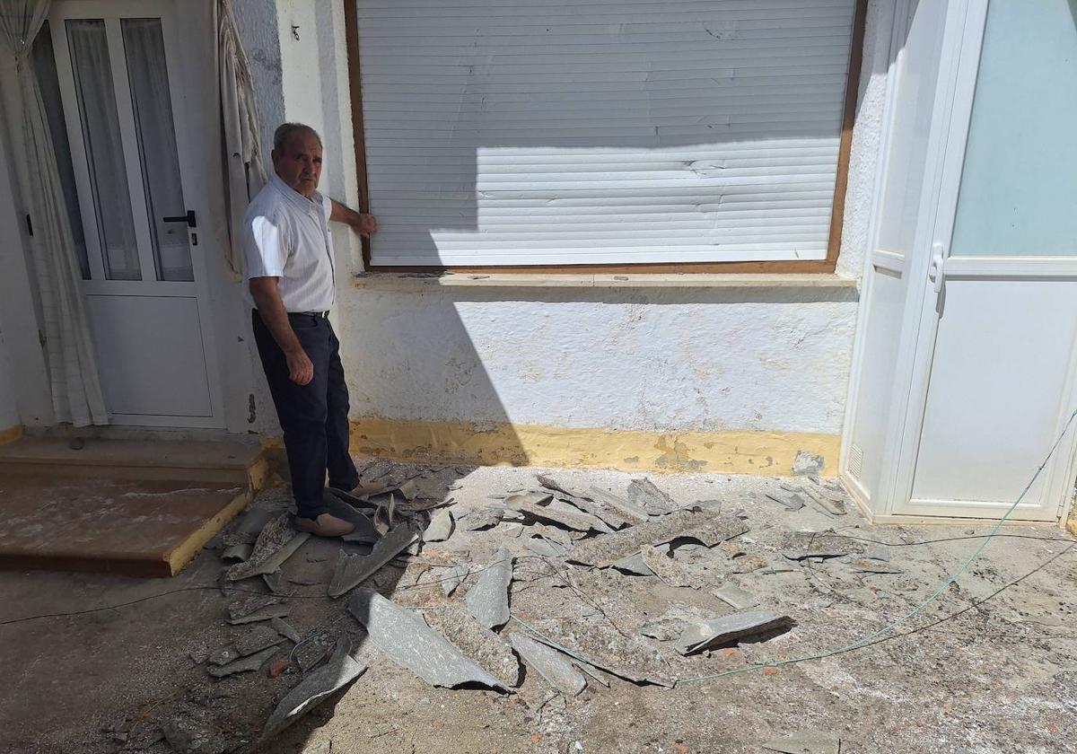 Un vecino muestra los efectos de la tormenta en una vivienda.