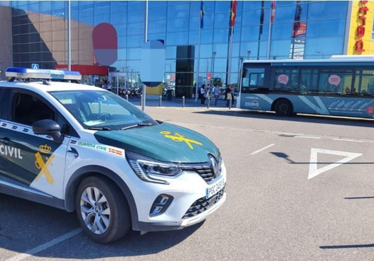 Una patrulla de la Guardia Civil en la entrada de RÍO Shopping.