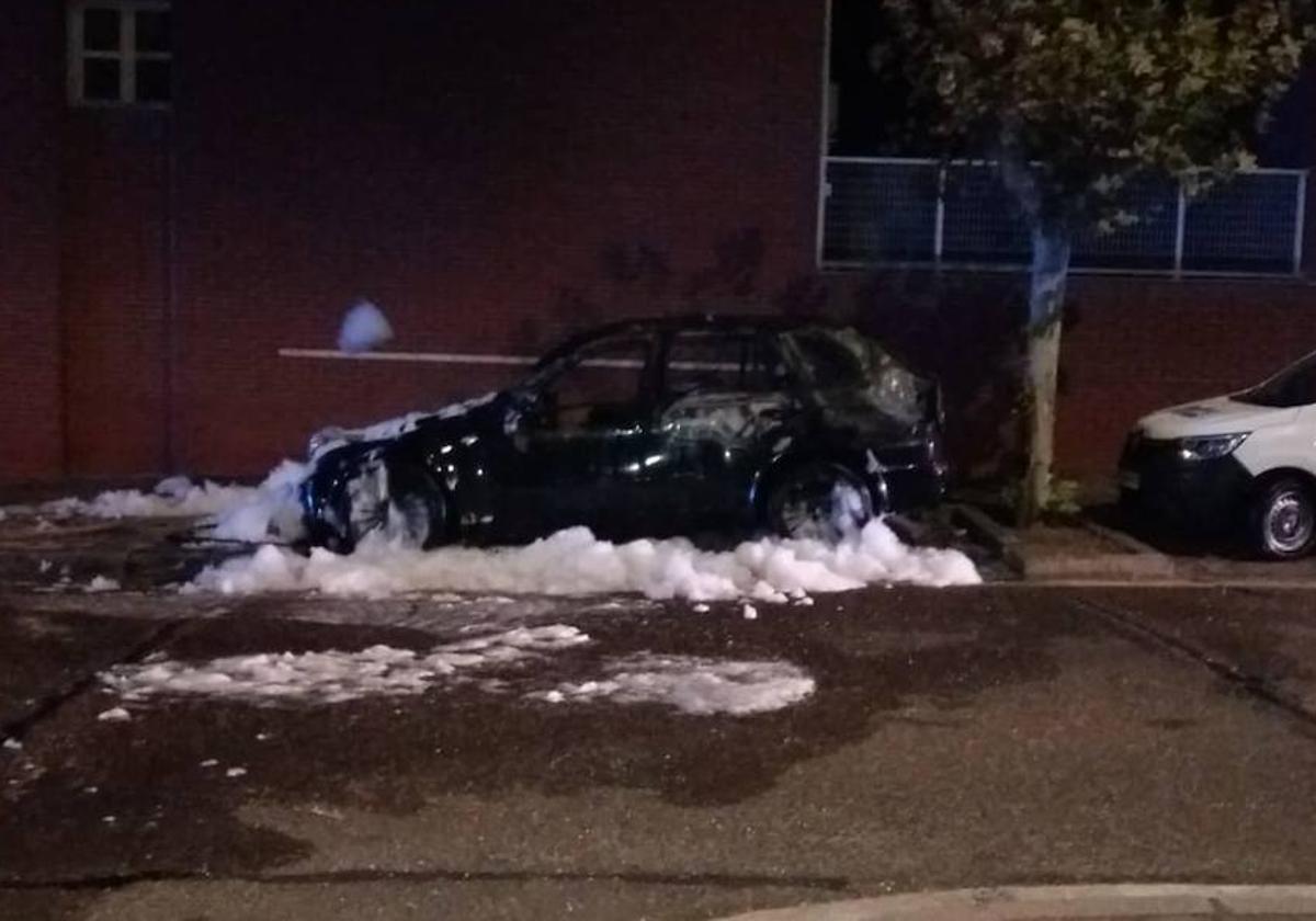 Estado del vehículo tras el incendio en la calle Abejaruco.