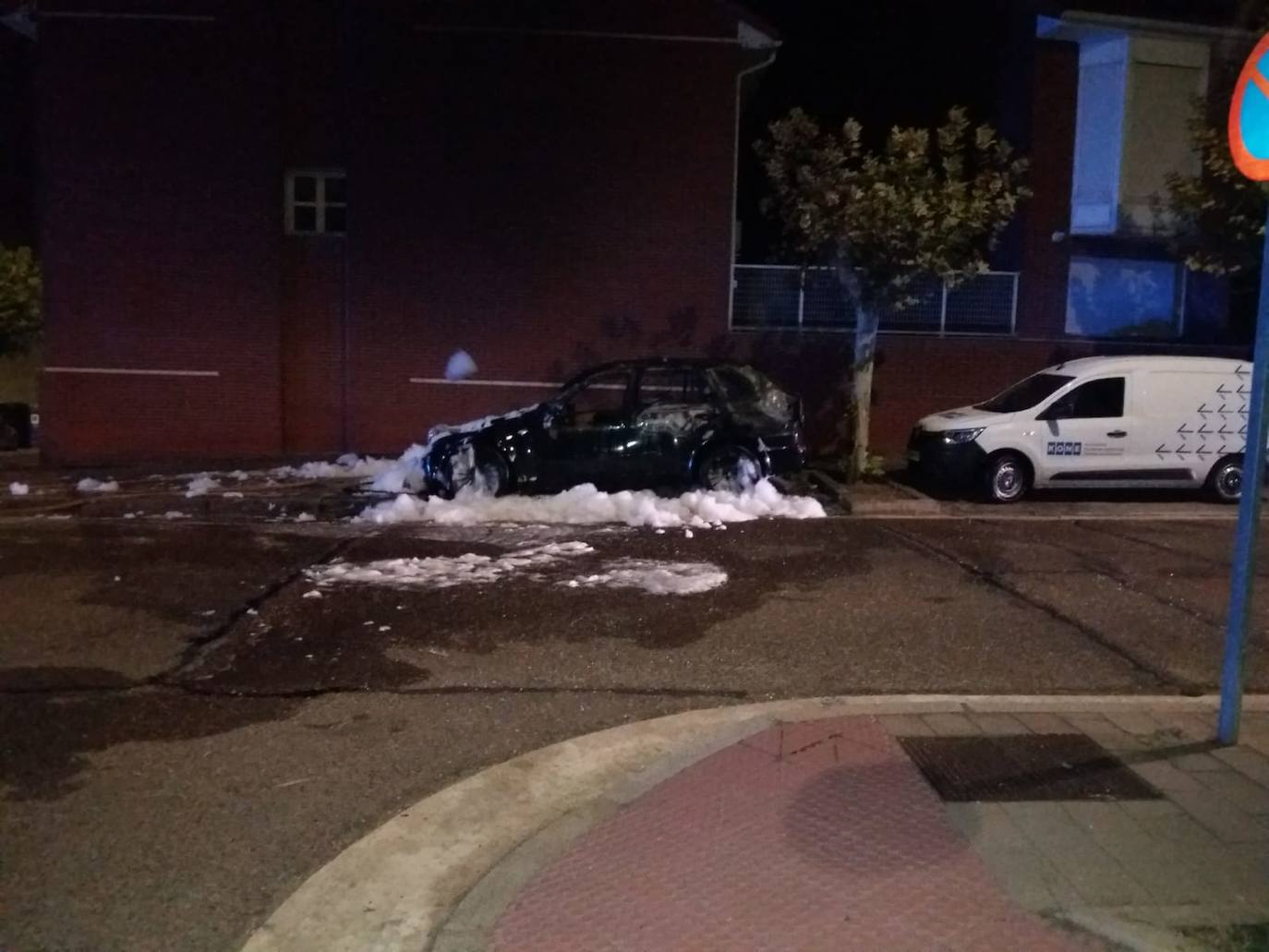 Arde un coche en Pajarillos durante la madrugada