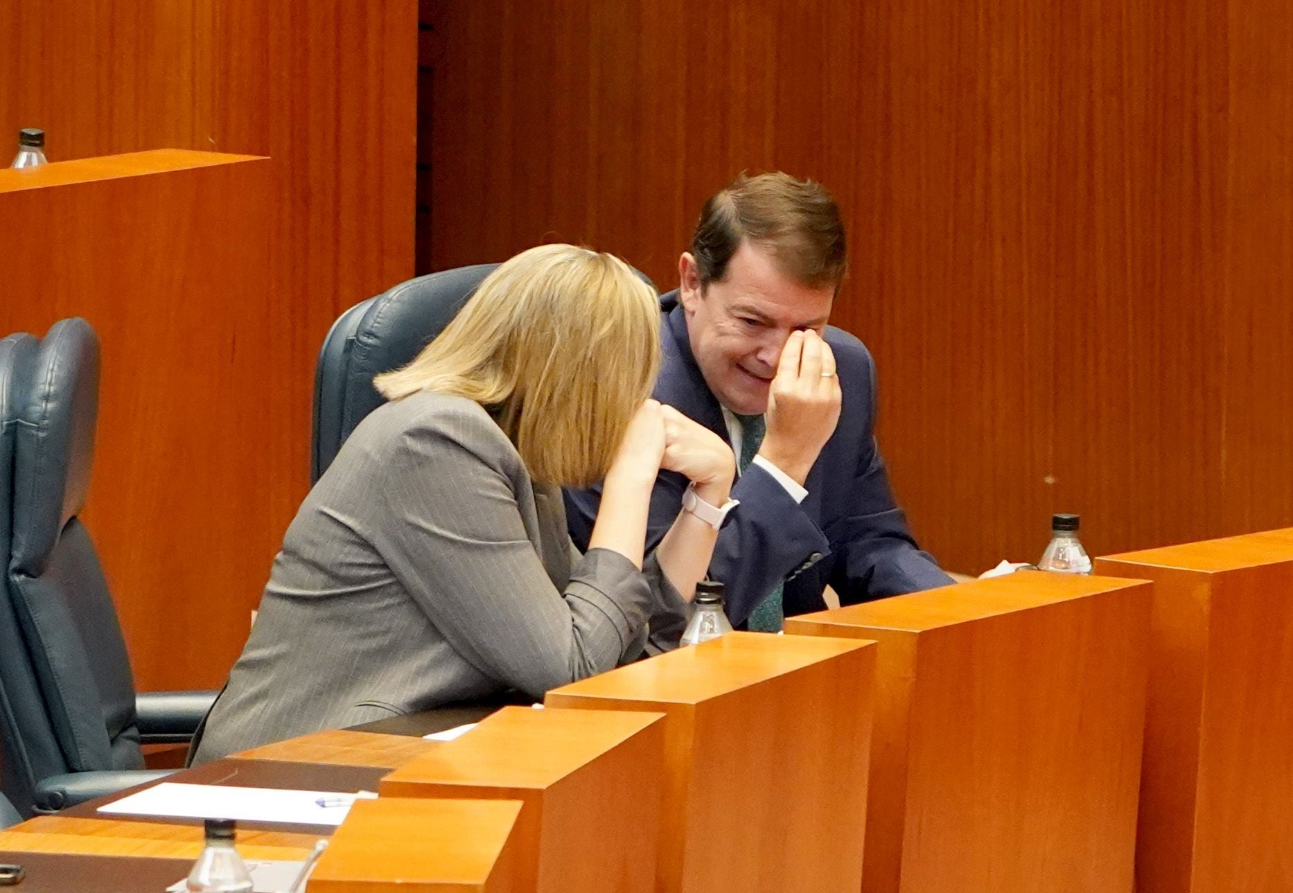 Alfonso Fernández Mañueco dialoga con Isabel Blanco, vicepresidenta de la Junta, durante el Pleno.