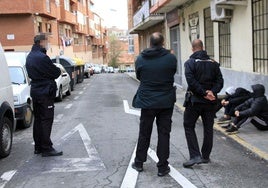 La Policía Nacional custodia a varios jóvenes participantes en una pelea en la capital.