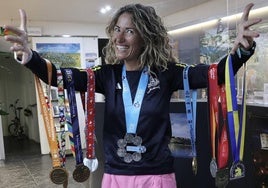 Sonia Calvo muestra sus medallas. Al cuello, la de los seis 'majors'.