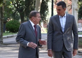 Edmundo González (i), junto a Pedro Sánchez durante su visita a Moncloa.