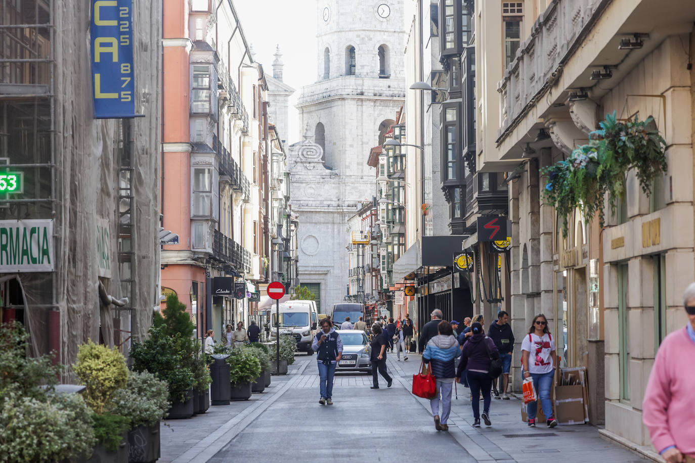 Un recorrido en imágenes por la calle Regalado