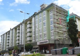 Un andamio cubre de una de las fachadas del edificio del antiguo hotel Tryp Sofía.