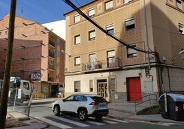 Un coche circula junto al edificio de la travesía Antonio Machado, donde se han producido los robos.