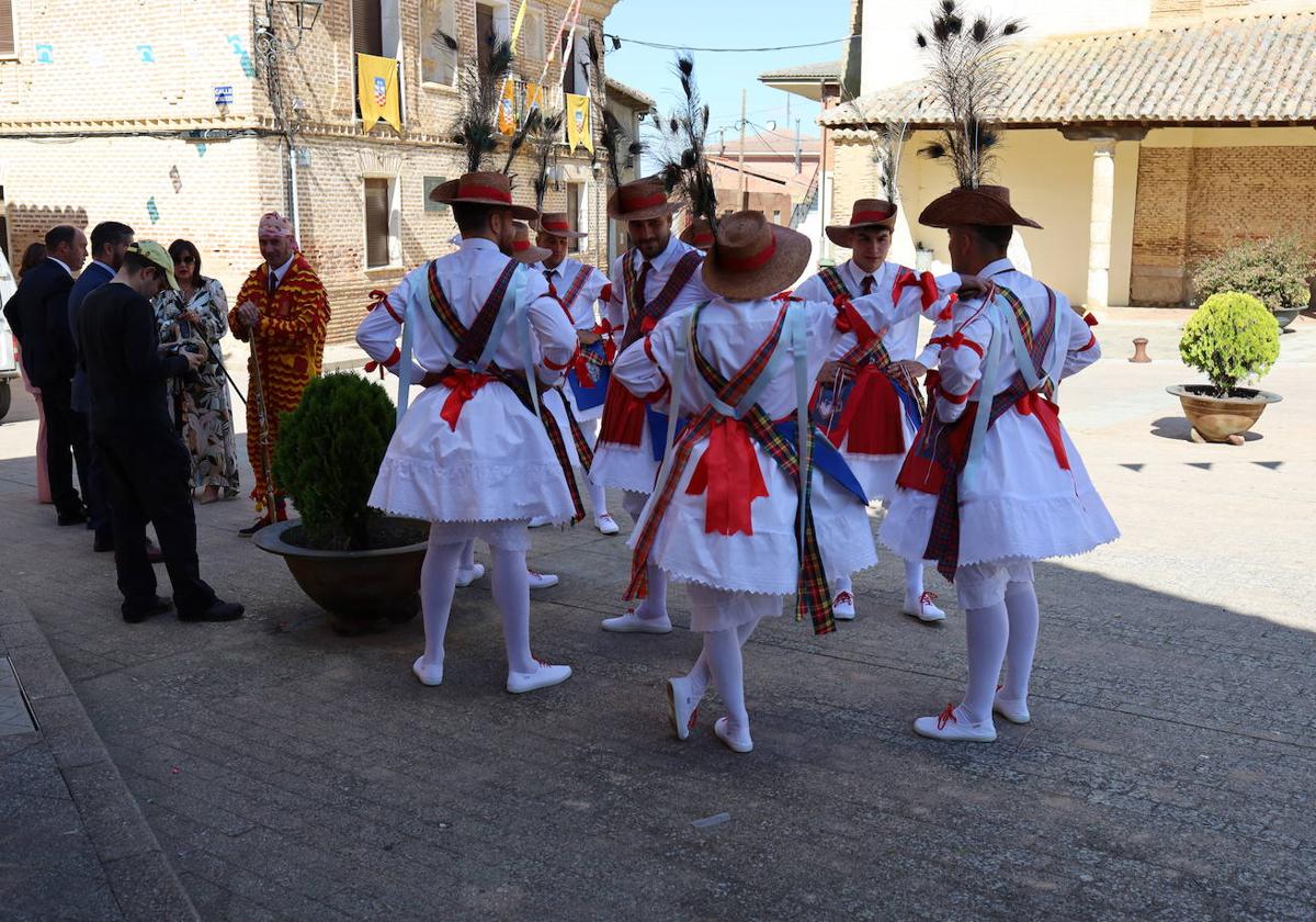 Los danzantes de Cisneros, con el chiborra a la izquierda, se preparan.