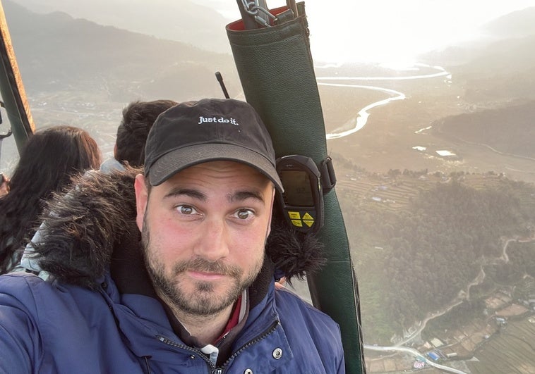 Cleto, durante uno de sus vuelos a bordo del globo en Nepal.